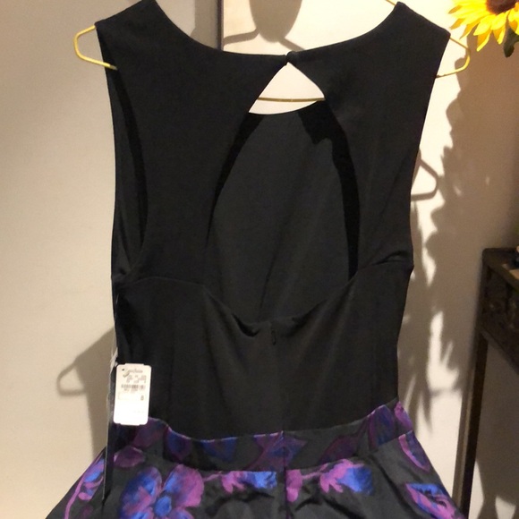 Aidan Mattox. Size 8. Gorgeous cocktail/party dress with peekaboo keyhole back. - Picture 7 of 8